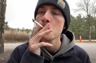 Лечение зависимости от табакокурения в Бодайбо Мужчина с сигаретой делает затяжку